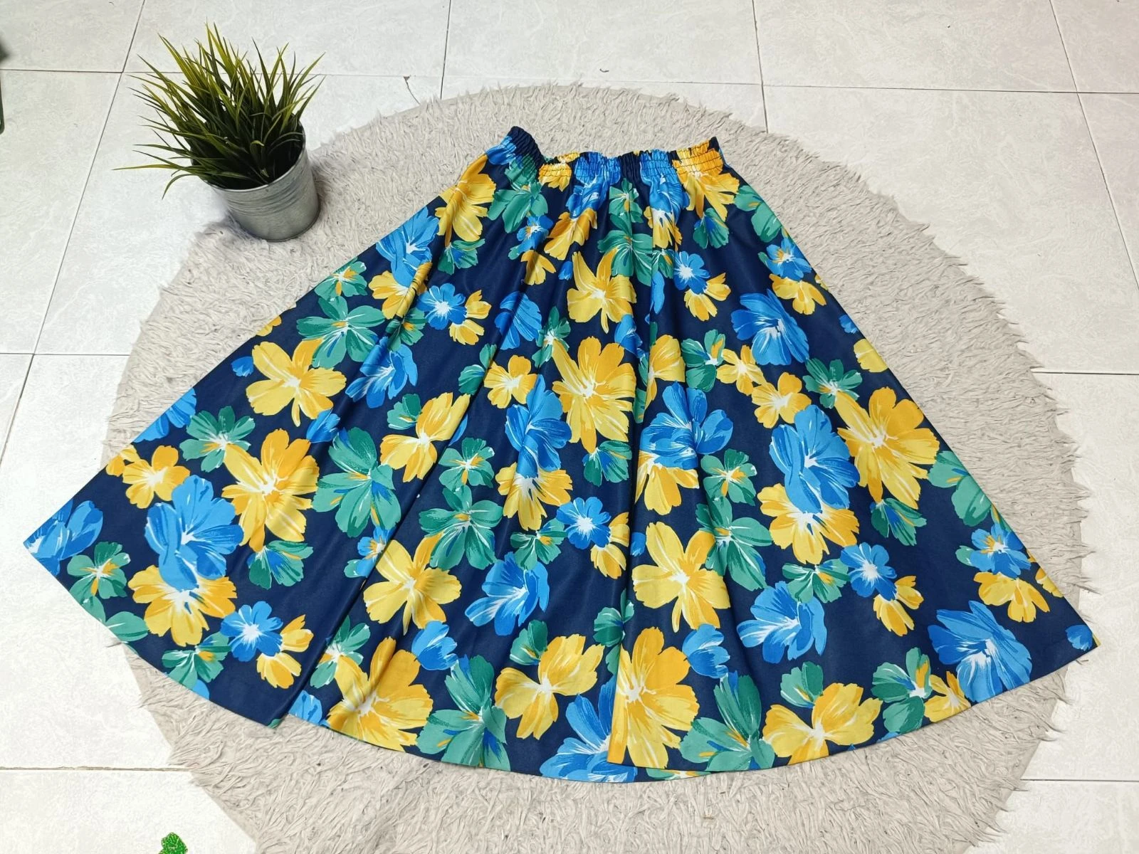 Falda midi retro flores amarillo y azul. Jupe midi fleurie bleu et jaune – photo 6